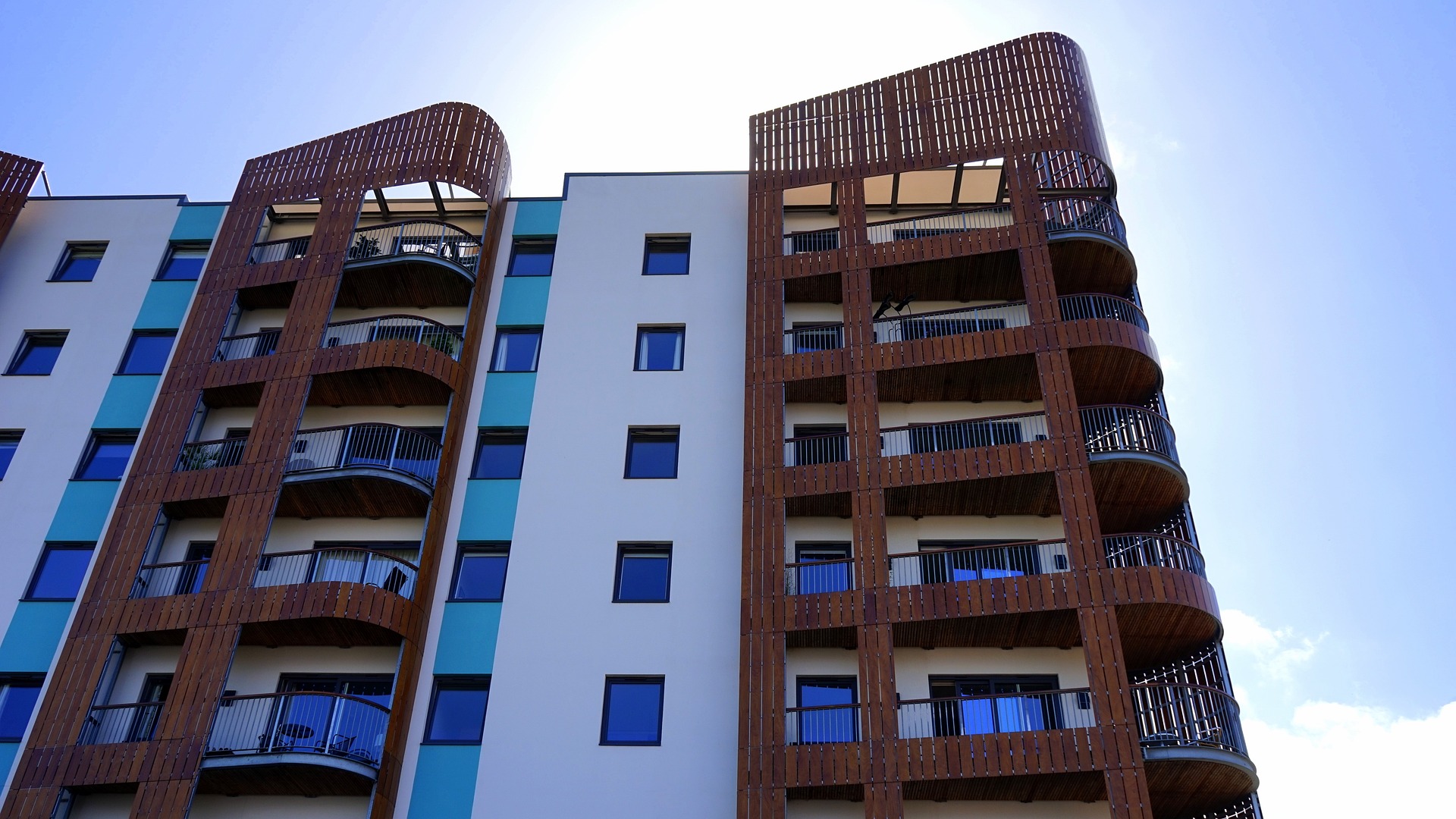 a block of flats that is more than 6 floors high, with balconies